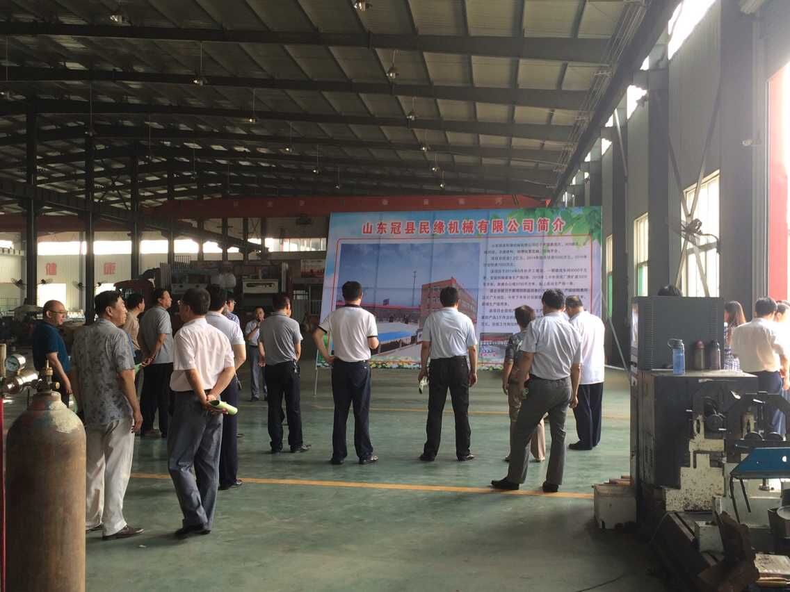 領(lǐng)導班子觀看公司發(fā)展歷程